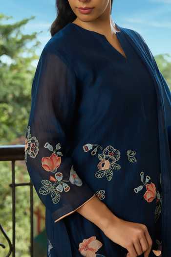 Vaayu Blue Muslin, Cotton Split V-neck Midnight Floral Applique Kurta Set Online at Aza Fashions Vaayu_Blue Muslin, Cotton Split V-neck Midnight Floral Applique Kurta Set _Online_at_Aza_Fashions