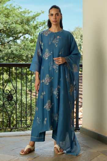 Vaayu Thread Embroidered Kurta Set