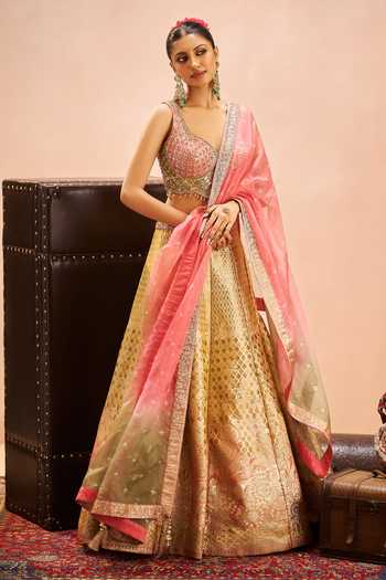 Samyukta Singhania_Gold Brocade Sweetheart Neck Hand Embroidered Blouse Lehenga Set _at_Aza_Fashions