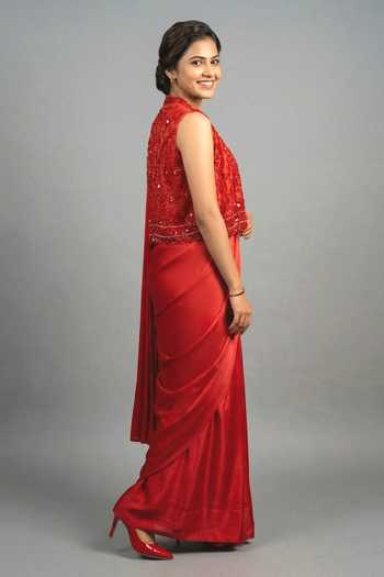 Ellemora Fashions Red Net, Crepe, Satin Open Neck The Siren Saree Set With Jacket Online at Aza Fashions Ellemora Fashions_Red Net, Crepe, Satin Open Neck The Siren Saree Set With Jacket _Online_at_Aza_Fashions