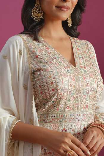 Shop Khwaab By Sanjana Lakhani White Georgette V-neck Hand Embroidered Anarkali And Dupatta Set Online at Aza Fashions Shop_Khwaab By Sanjana Lakhani_White Georgette V-neck Hand Embroidered Anarkali And Dupatta Set _Online_at_Aza_Fashions