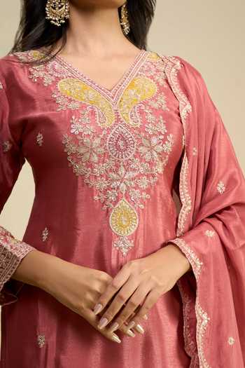Khwaab By Sanjana Lakhani_Peach Chinon V-neck Embroidered Kurta Set _at_Aza_Fashions