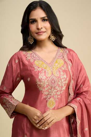 Buy_Khwaab By Sanjana Lakhani_Peach Chinon V-neck Embroidered Kurta Set 