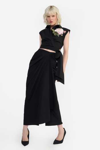 Shop Gauri & Nainika Black Cotton Collared Neck Surplice Cropped Embroidered Shirt Shop_Gauri & Nainika_Black Cotton Collared Neck Surplice Cropped Embroidered Shirt