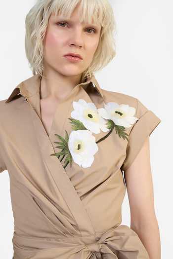 Shop Gauri & Nainika Beige Cotton Collared Neck Embroidered Cropped Wrap Shirt Shop_Gauri & Nainika_Beige Cotton Collared Neck Embroidered Cropped Wrap Shirt