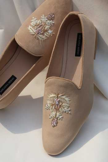 Shradha Hedau Footwear Couture Beige Nawab Handcrafted Juttis at Aza Fashions Shradha Hedau Footwear Couture_Beige Nawab Handcrafted Juttis _at_Aza_Fashions