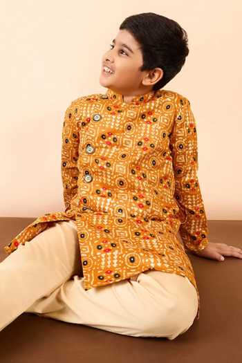 StyloBug Yellow Cotton Printed Kurta And Pant Set at Aza Fashions StyloBug_Yellow Cotton Printed Kurta And Pant Set _at_Aza_Fashions