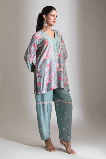 Tanu Malhotra_Green Silk, Cotton, Georgette V-neck Embroidered Floral Kurta Salwar Set _at_Aza_Fashions