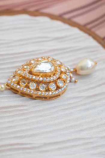 Buy Solv Jewellery Gold Plated Himanshi Embellished Maangtikka Online at Aza Fashions Buy_Solv Jewellery_Gold Plated Himanshi Embellished Maangtikka _Online_at_Aza_Fashions