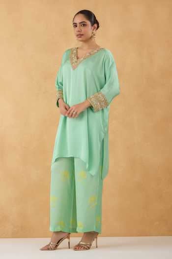 Shop Pooja Popli Green Silk, Modal V-neck, Yes Embroidered Kurta And Floral Print Pant Set Online at Aza Fashions Shop_Pooja Popli_Green Silk, Modal V-neck, Yes Embroidered Kurta And Floral Print Pant Set _Online_at_Aza_Fashions