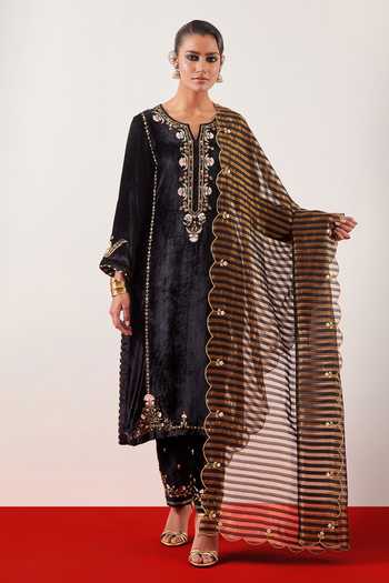 Anantaa By Roohi Black Floral Embroidered Velvet Kurta Set