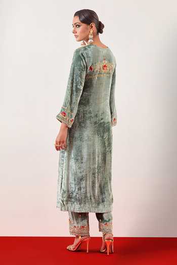 Anantaa By Roohi Green Embroidered Velvet Kurta Set