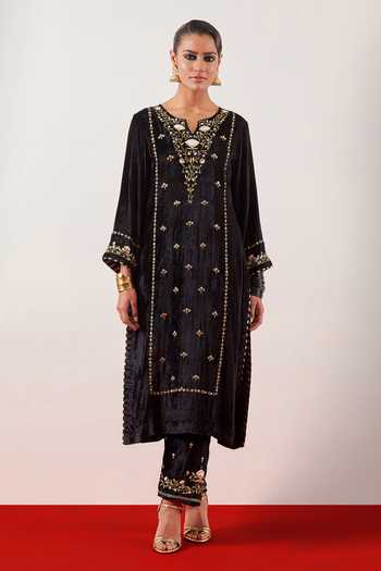 Anantaa By Roohi Black Embroidered Velvet Kurta With Pant