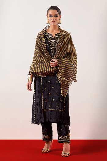 Anantaa By Roohi Black Embroidered Velvet Kurta Set