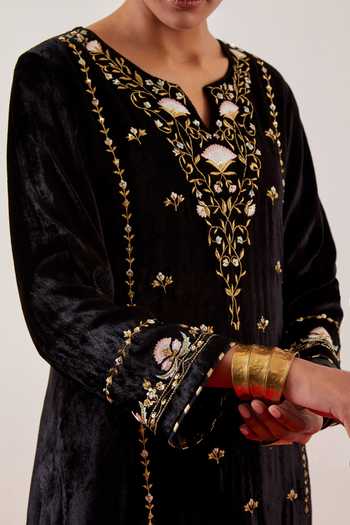 Buy_Anantaa By Roohi_Black Viscose, Velvet, Chanderi, Tissue Notched Neck Embroidered Kurta Set 