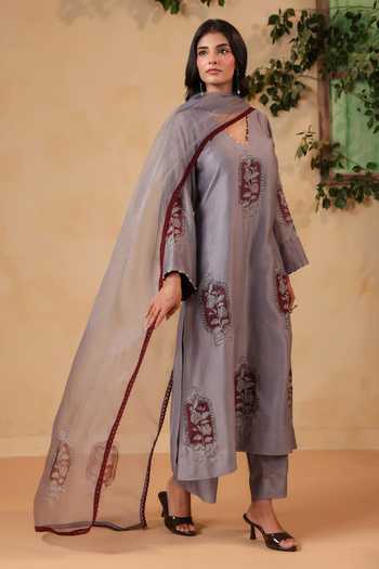 Anshu Wadhwa_Grey Organza, Chanderi V-neck, Yes Hand Painted Kurta Set _Online_at_Aza_Fashions