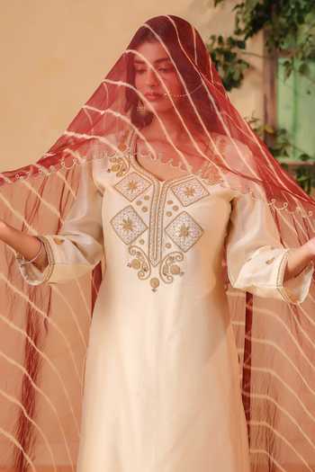 Shop Anshu Wadhwa Gold Organza, Chanderi V-neck, Yes Hand Embroidered Kurta And Salwar Set Shop_Anshu Wadhwa_Gold Organza, Chanderi V-neck, Yes Hand Embroidered Kurta And Salwar Set