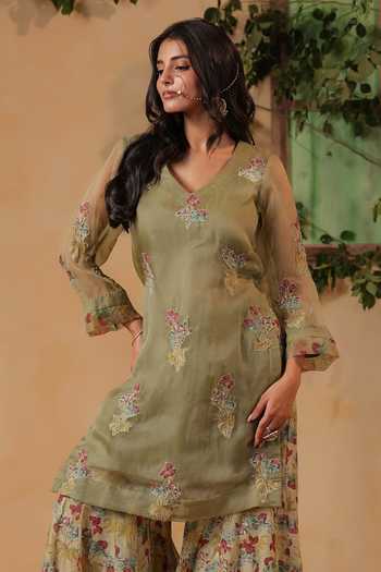 Anshu Wadhwa_Green Organza, Chanderi V-neck, Yes Applique Embroidered Kurta Set _Online_at_Aza_Fashions