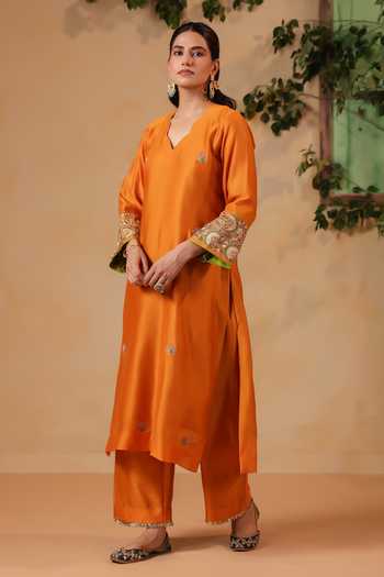 Anshu Wadhwa_Mustard Chanderi V-neck Hand Embroidered Kurta Set _Online_at_Aza_Fashions