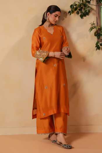 Buy_Anshu Wadhwa_Mustard Chanderi V-neck Hand Embroidered Kurta Set _Online_at_Aza_Fashions