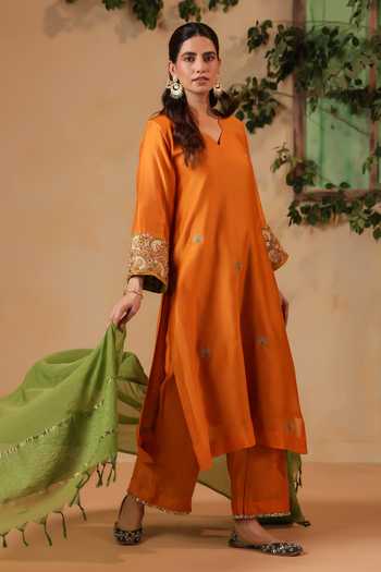 Buy_Anshu Wadhwa_Mustard Chanderi V-neck Hand Embroidered Kurta Set 