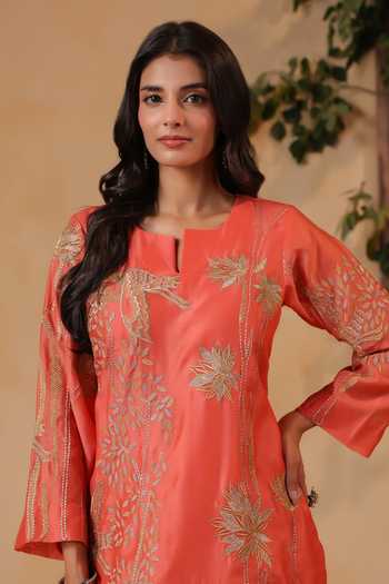 Anshu Wadhwa_Orange Chanderi Split V-neck Embroidered Kurta Set _at_Aza_Fashions