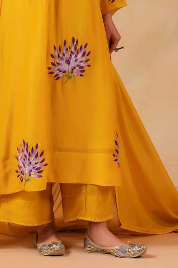 Anshu Wadhwa_Yellow Chanderi Split V-neck, Yes Embroidered Kurta Set _Online_at_Aza_Fashions