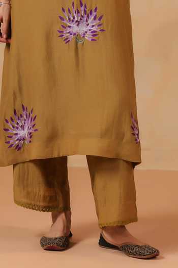 Anshu Wadhwa_Olive Green Chanderi Mandarin Collar, Yes Embroidered Kurta Set _Online_at_Aza_Fashions