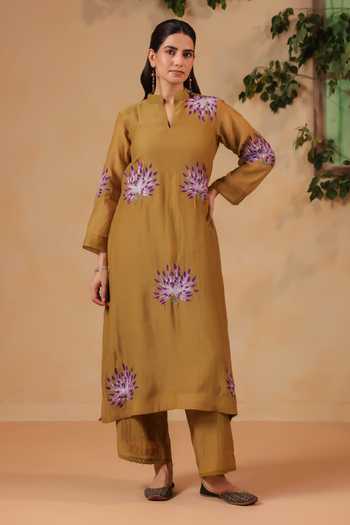 Buy_Anshu Wadhwa_Olive Green Chanderi Mandarin Collar, Yes Embroidered Kurta Set _Online_at_Aza_Fashions