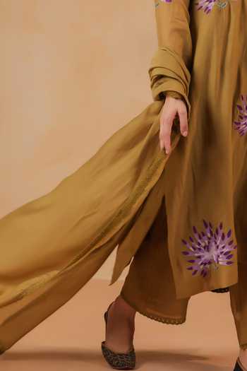Shop_Anshu Wadhwa_Olive Green Chanderi Mandarin Collar, Yes Embroidered Kurta Set _Online_at_Aza_Fashions
