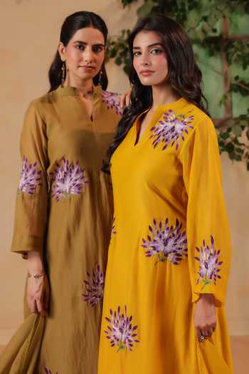 Anshu Wadhwa Olive Green Chanderi Mandarin Embroidered Full Straight Kurta And Pant Set at Aza Fashions Anshu Wadhwa_Olive Green Chanderi Mandarin Embroidered Full Straight Kurta And Pant Set _at_Aza_Fashions