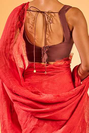 Buy Dressfolk Red Linen Scallop Bordered Saree With Unstitched Blouse Piece Online at Aza Fashions Buy_Dressfolk_Red Linen Scallop Bordered Saree With Unstitched Blouse Piece _Online_at_Aza_Fashions