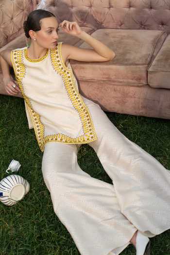 Névoh Ivory Jacquard Round Neck Embroidered Straight Kurta And Pant Set at Aza Fashions Névoh_Ivory Jacquard Round Neck Embroidered Straight Kurta And Pant Set _at_Aza_Fashions