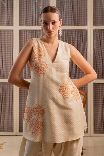 Shop Névoh Ivory Jacquard V-neck, Yes Chevran Kurta And Pant Set Online at Aza Fashions Shop_Névoh_Ivory Jacquard V-neck, Yes Chevran Kurta And Pant Set _Online_at_Aza_Fashions