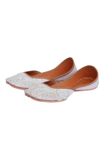 Kurrbat Mehr Pearl Embroidered Juttis 