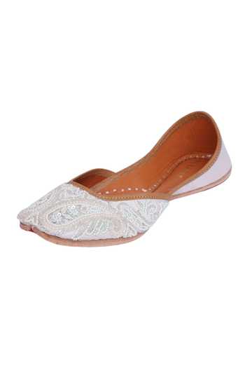 Kurrbat Mehr Pearl Embroidered Juttis 