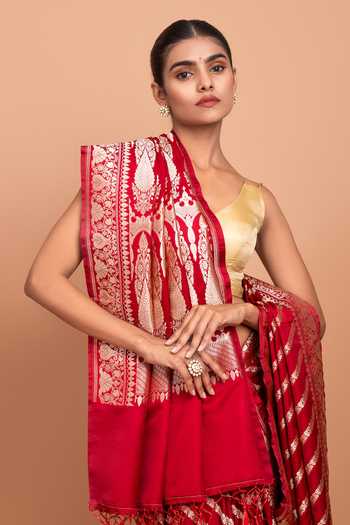 Devissha Maroon Silk Diagonal Floral Woven Saree Online at Aza Fashions Devissha_Maroon Silk Diagonal Floral Woven Saree _Online_at_Aza_Fashions