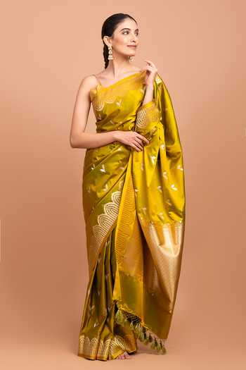 Devissha Scallop Zari Border Woven Saree