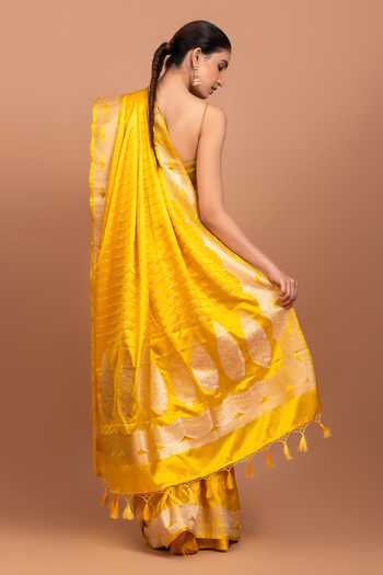 Devissha Scallop Border Woven Saree