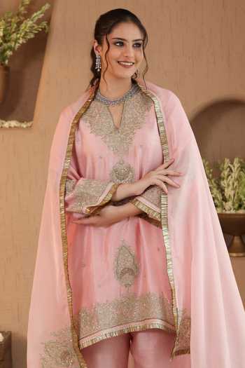 Buy Roohbyridhimaa Pink Silk, Organza, Viscose Split V-neck Powder Gulmarg Kurta Flared Pant Set Buy_Roohbyridhimaa_Pink Silk, Organza, Viscose Split V-neck Powder Gulmarg Kurta Flared Pant Set