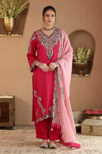 Roohbyridhimaa Embroidered Kurta Set 