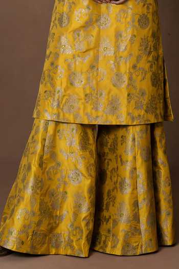 Vishwa By Pinki Sinha_Yellow Silk, Organza V-neck Floral Woven Kurta Gharara Set _Online_at_Aza_Fashions