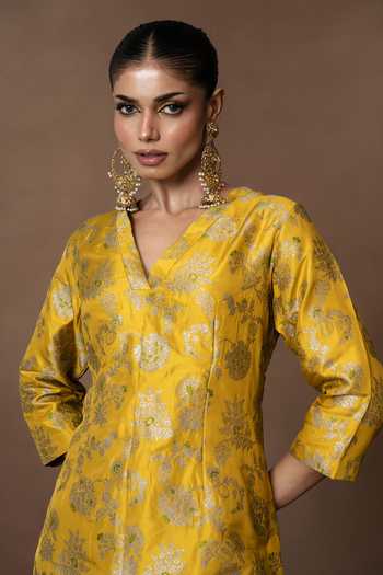 Vishwa By Pinki Sinha_Yellow Silk, Organza V-neck Floral Woven Kurta Gharara Set _at_Aza_Fashions