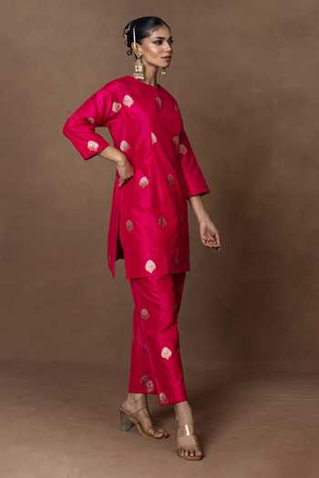 Shop_Vishwa By Pinki Sinha_Pink Silk Round Neck, Yes Woven Kurta And Pant Set _Online_at_Aza_Fashions