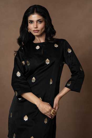 Vishwa By Pinki Sinha_Black Satin Keyhole Neck, Yes Kurta And Pant Set _Online_at_Aza_Fashions