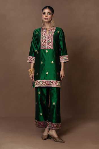 Vishwa By Pinki Sinha_Green Silk, Organza Split V-neck Woven Kurta Pant Set _at_Aza_Fashions