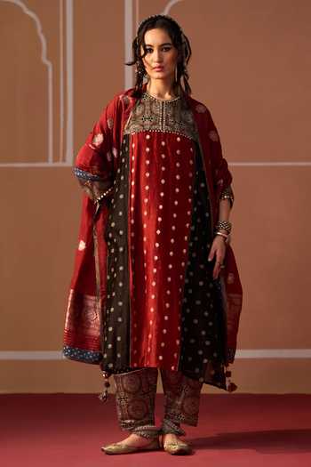 Buy_Swatti Kapoor_Red Chanderi Afzi Handwoven Banarasi Dupatta _Online_at_Aza_Fashions