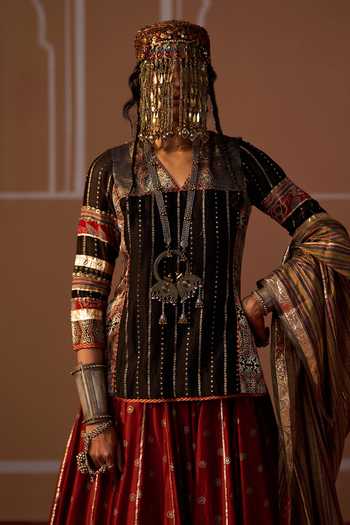 Buy Swatti Kapoor Black Chanderi, Satin, Modal, Brocade V-neck Nazm Handwoven Kurta Lehenga Set Buy_Swatti Kapoor_Black Chanderi, Satin, Modal, Brocade V-neck Nazm Handwoven Kurta Lehenga Set