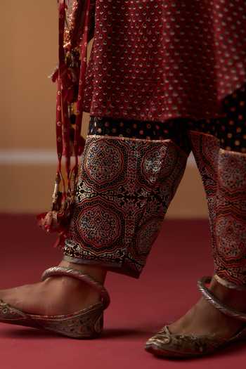 Swatti Kapoor Black Chanderi, Cotton, Modal, Brocade Round Meenal Handwoven Kurta Salwar Set Online at Aza Fashions Swatti Kapoor_Black Chanderi, Cotton, Modal, Brocade Round Meenal Handwoven Kurta Salwar Set _Online_at_Aza_Fashions