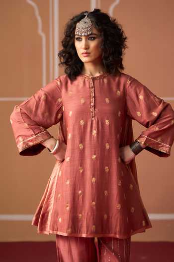 Shop Swatti Kapoor Peach Silk, Cotton, Chanderi, Brocade Charu Short Flared Kurta Set Online at Aza Fashions Shop_Swatti Kapoor_Peach Silk, Cotton, Chanderi, Brocade Charu Short Flared Kurta Set _Online_at_Aza_Fashions